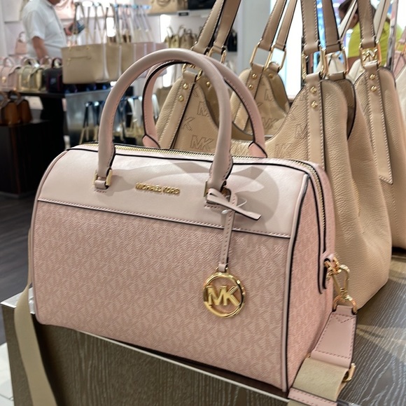 Michael Kors med Duffel Travel - Leather/Coated
Light Powder Blush
MD DUFFLE
NWT - Picture 2 of 16